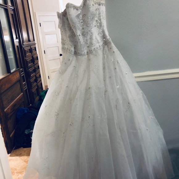 Make me an offerOleg Cassini Wedding dress Size 4 - Picture 4 of 8